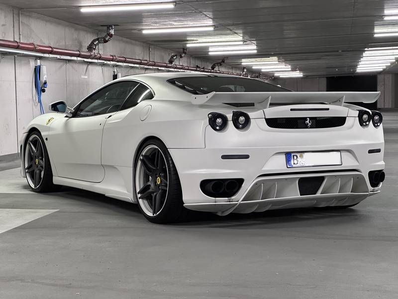 Ferrari F430 Novitec Rosso in Satin-Weiß, Dreiviertelansicht von vorn rechts