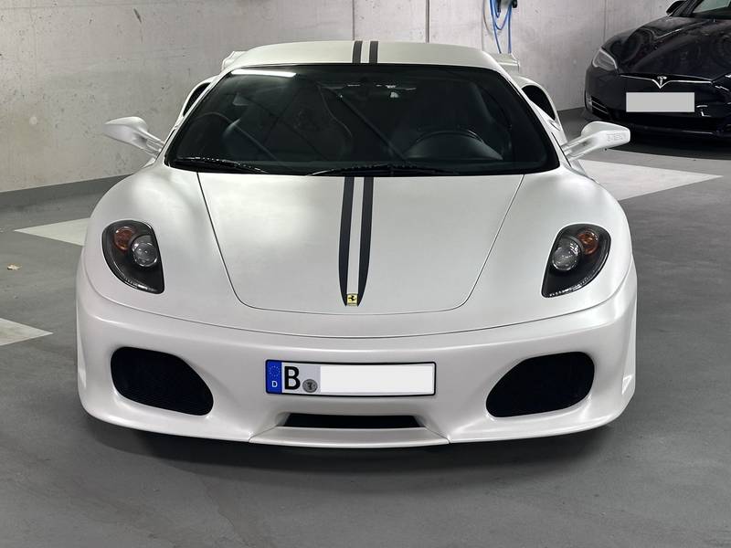 Frontansicht mit Novitec-Frontlippe und Mittelstreifen