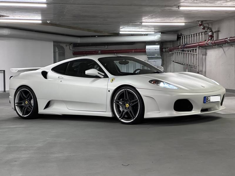 Schräge Seitenansicht mit Novitec NF-Schmiedefelgen