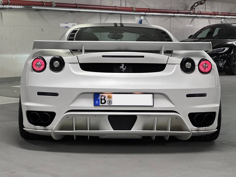 Heck mittig mit abgedunkelten Novitec-Heckleuchten