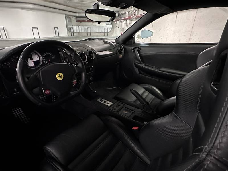 Cockpit mit Ferrari LED-Carbon-Lenkrad
